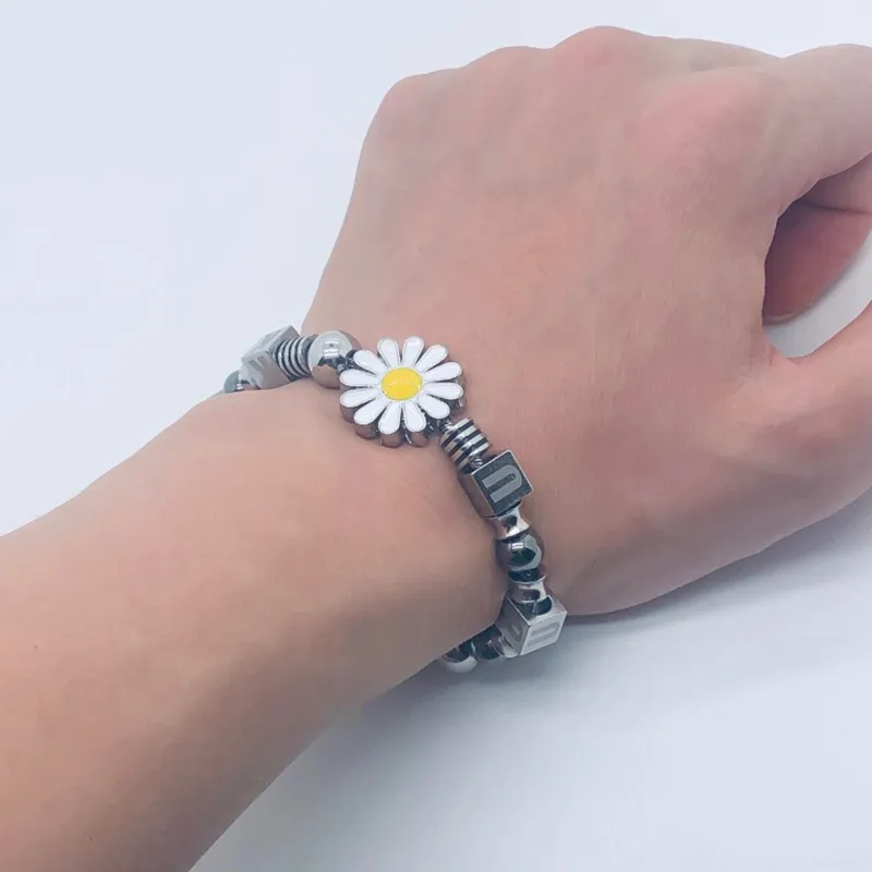 Guuka G-Dragon Daisy Letter Small Round Bead Titanium Stalen Armband Hip Hop Mannen en Dames Mode Veelzijdig