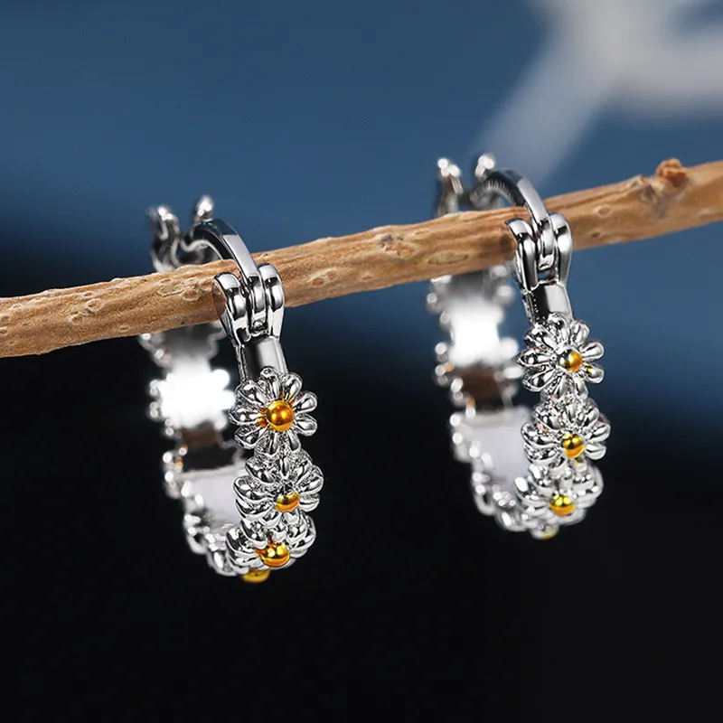 Fashion Two Tone Daisy Clip Earrings Simple Design 925 Silver Plated Ear Clip For Women Ladies Party Jewelry4506074