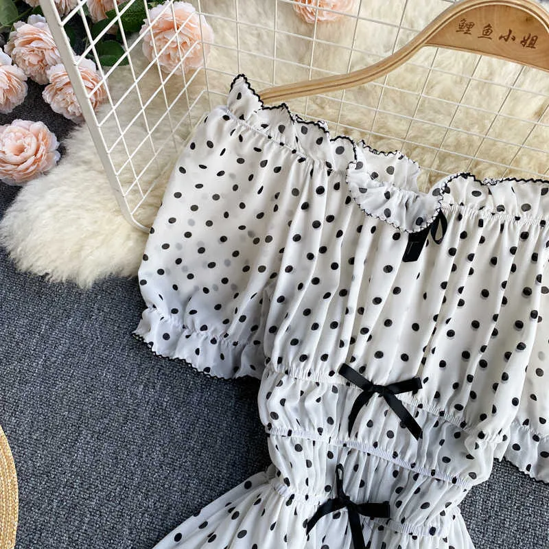 Svart / vit polka dot oregelbunden lång klänning Sexig Slash Neck Puff Sleeve Hög midja Ruffle Vestidos Vacation Beach Robe Sommar Ny Y0603