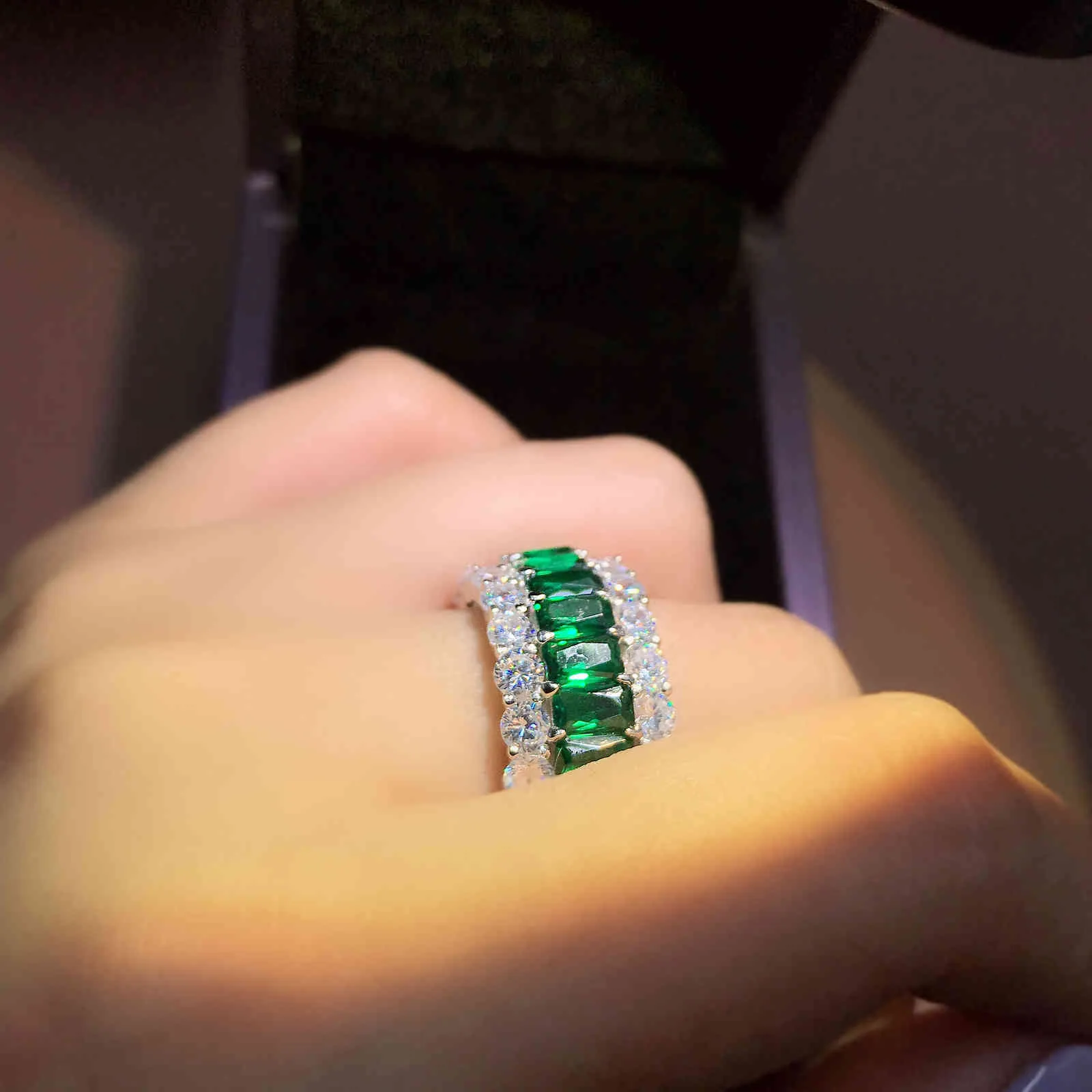 ELSIEUNEE 100% 925 Sterling Silver Créé Moissanite Emerald Gemstone Ring pour les femmes Anniversaire Cocktail Party Fine Jewelry 210330
