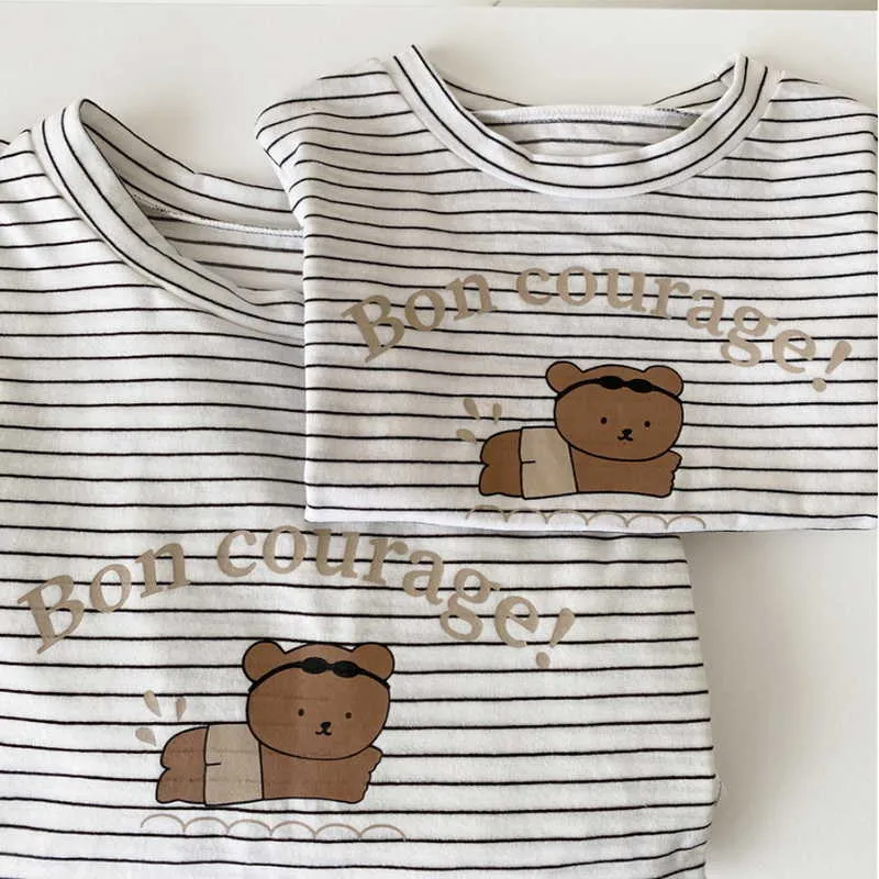 Koreansk stil sommarfamilj matchande uppsättningar Striped Cartoon Bear T-shirt Mother Fader Dotter Son matchar Outfits E1414 210610