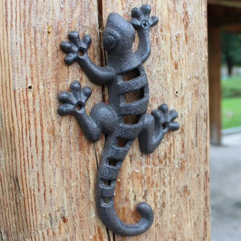 Nero Europeo Vintage Casa Giardino Ghisa Gecko Wall Lizard Figurine Bar Decorazioni da parete Statue di animali in metallo Scultura fatta a mano 210811