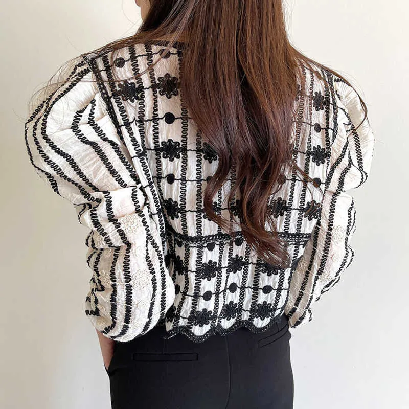 Korjpaa Kvinnor Skjorta Sommar Koreanskt Chic Girl Retro Square Collar Heavy Industry Hollow Crochet Hit Color Puff Sleeve Blus 210526