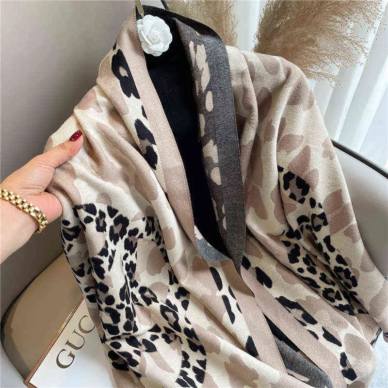 Femmes cachemire écharpe hiver Wram léopard Hijab épais Pashmina châles dame enveloppes imprimé couverture gland grand Bufanda Echarpe 220103444834