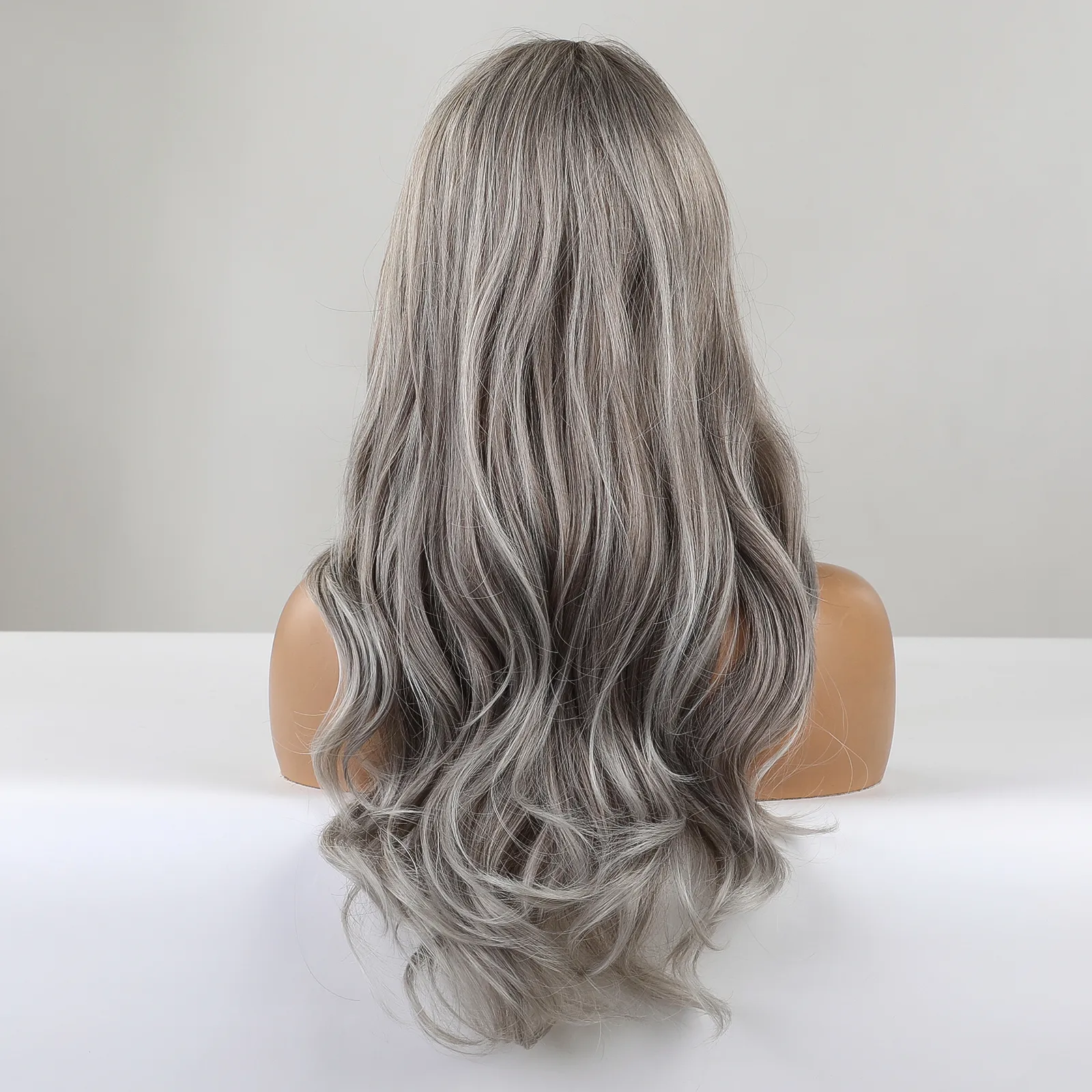Långt vågiga grå syntetiska peruker för kvinnor Middle del Curly Wave Cosplay Party Daily Använd Wig Natural Heat Resistant Fiber Hairfactory Direct