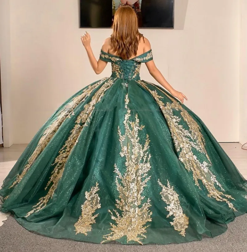 2023 Bescheidenes Quinceanera-Kleid mit Applikationen in Dunkelgrün und Gold, schulterfrei, mit Ärmeln, Perlen, langer Schleppe, süßes 16-Kleid, Abschlussball, Party239i