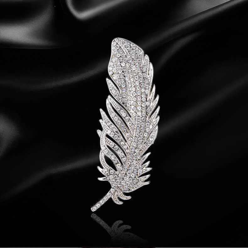 Brosches Luxury Crystal Feather Daisy Silver smycken bröstet lämpligt för kvinnors söta zirkonstift klänningar kapptillbehör G230529