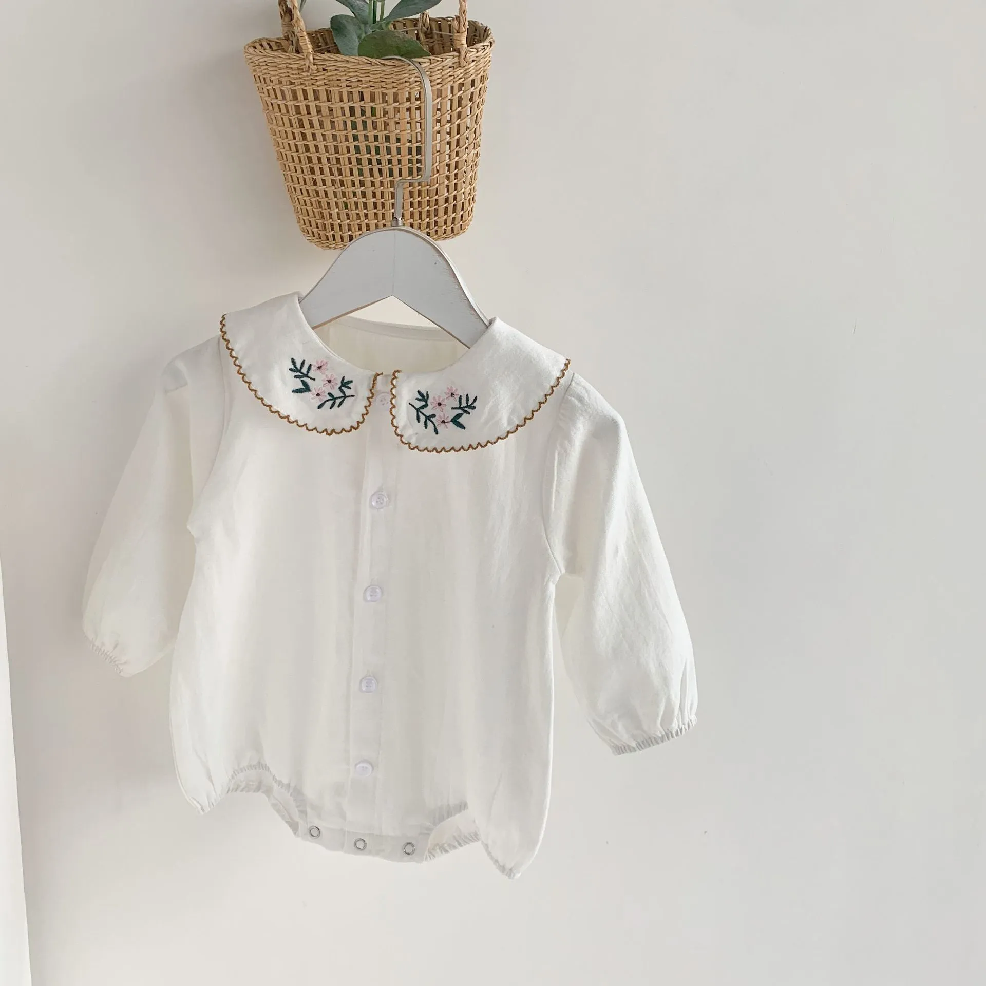 Primavera New Baby Abbigliamento Colletto ricamato Neonata Body Bianco Cotone Bambini Ragazze Tute Solid Neonate Vestiti 210413
