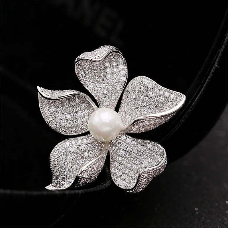 Mode blanc perle fleur broches broches pour femmes marque Design bijoux dame mariage costume Corsage Micro pavé CZ pierre broche