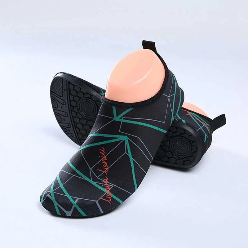 Men Women Summer Outdoor Wading Beach Shoes Lovers Swimming Surf Slippers Quick-Dry Aqua Shoes Unisex Soft foldable Water Shoes Y0714