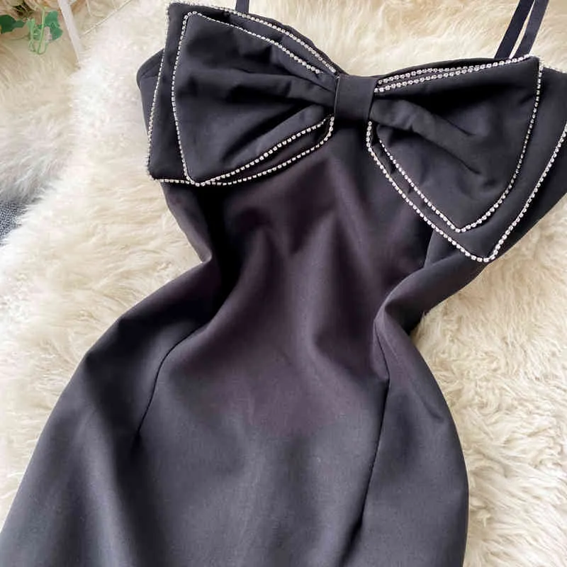 Temperamento de verão Vestidos Feminino Cinta de Halter com decote em v com diamante Bowknot cintura e fino mini vestido quadris gk081 210506