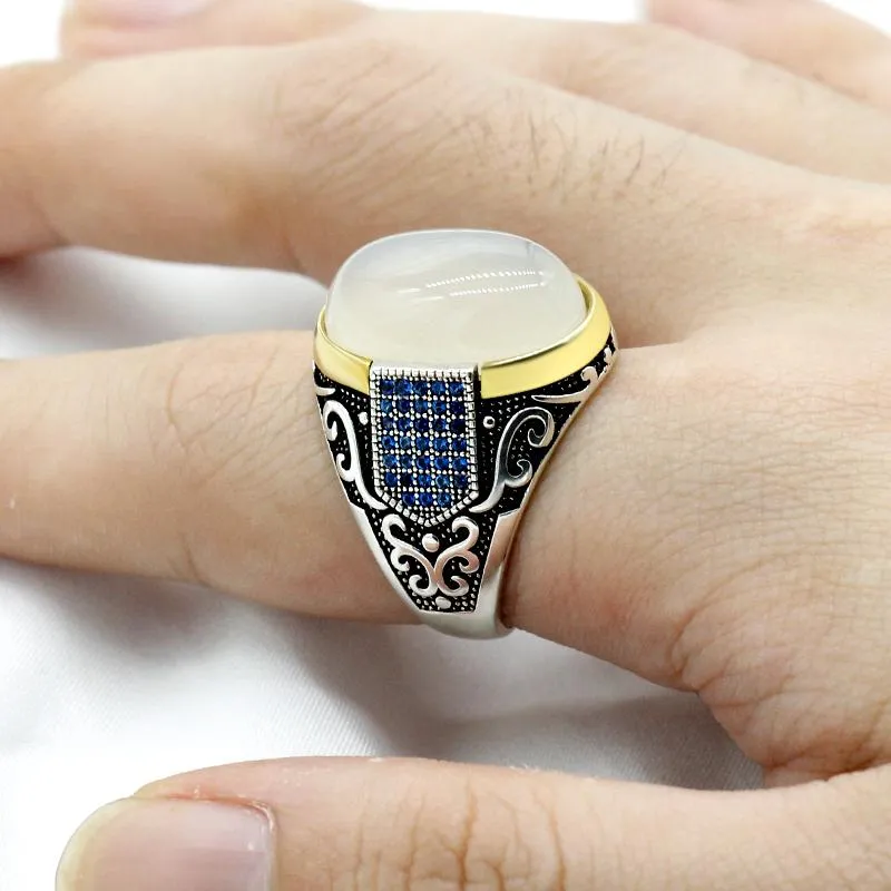 Autentico anello in argento sterling antico con zirconi blu turchi e pietra di agata bianca. Cluster di gioielli punk rock colorati da uomo Rin3554