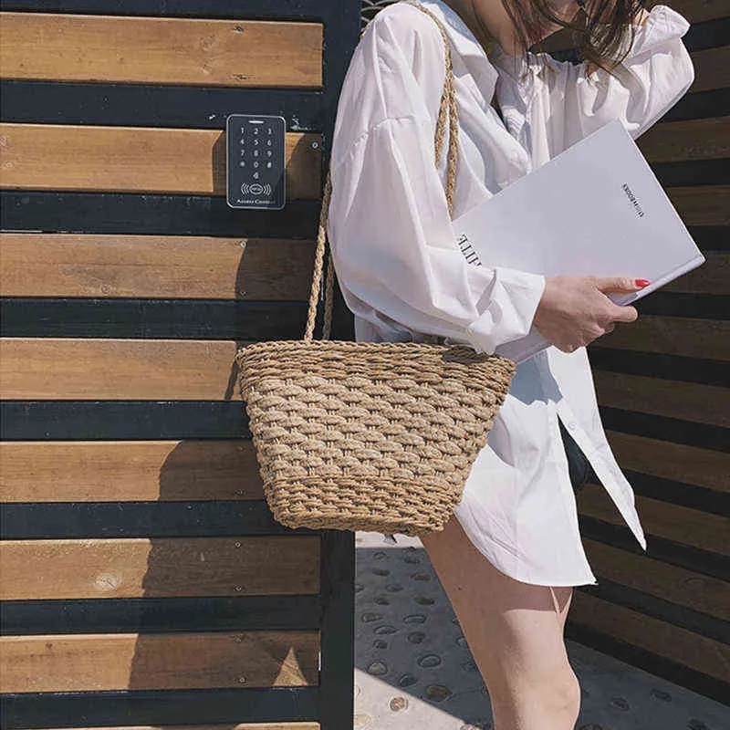 ショッピングバッグカジュアル女性の手作りのわら紙ロープ編まれた肩のボヘミアンレトロ大容量夏のビーチトートハンドバッグ220307