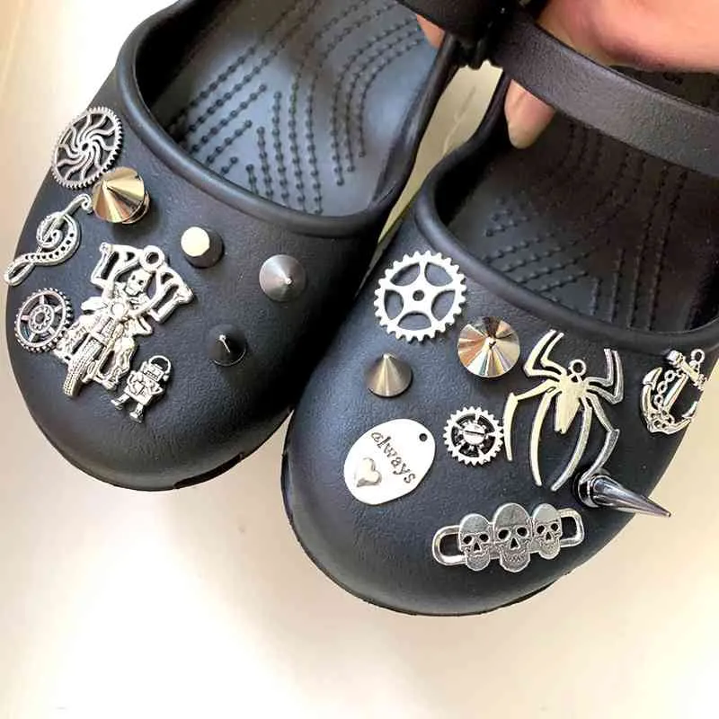 Metallo Punk Croc Charms Designer Vintage Pin Rivetto Catena Decorazione di scarpe Zoccoli Bambini Ragazzi Donne Ragazze Regali Fascino CROC Jibbi290v