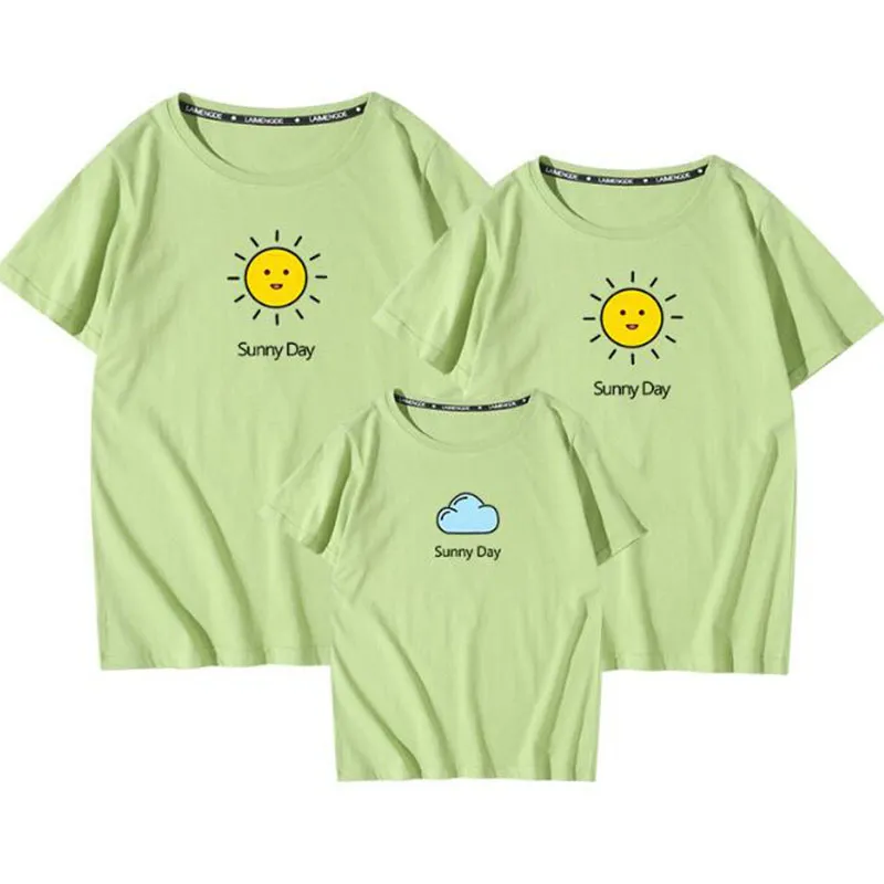 Sommarfamiljen ser matchande outfits T-shirt Kläder Mamma Fader Son Dotter Kids Cartoon Printing Sun Cloud 210429