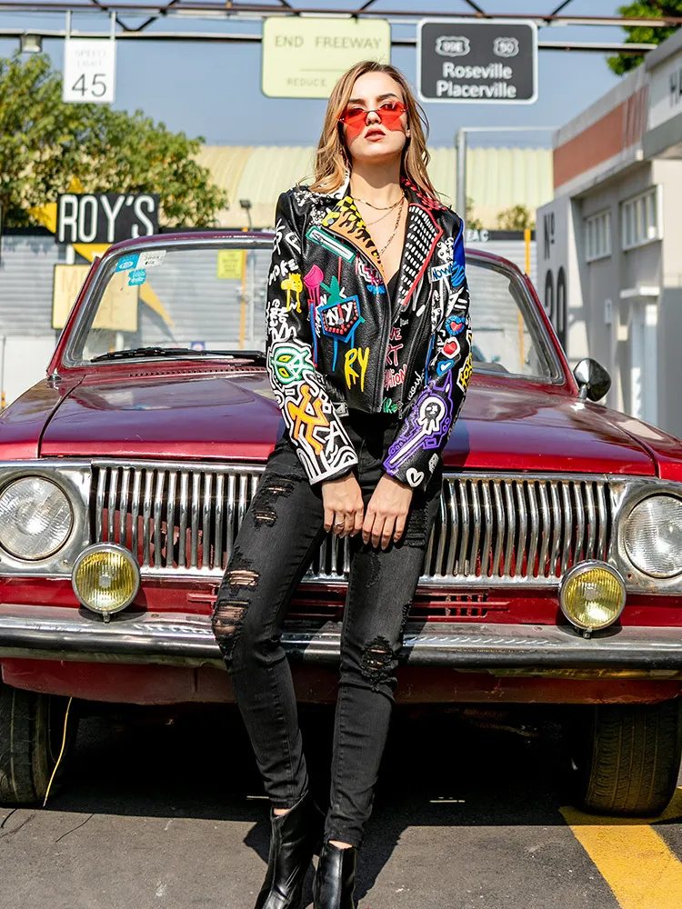 Rivet Beading PU Läderjacka Kvinnor Graffiti Färgglada tryckare Jackor och rockar Punk Streetwear Jacket 220217