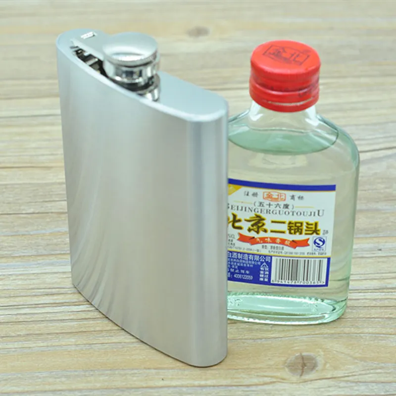 Fiaschetta in acciaio inossidabile da oz con imbuto piccolo Vodka Rum portatile Facile da uscire Personalità del bollitore da esterno
