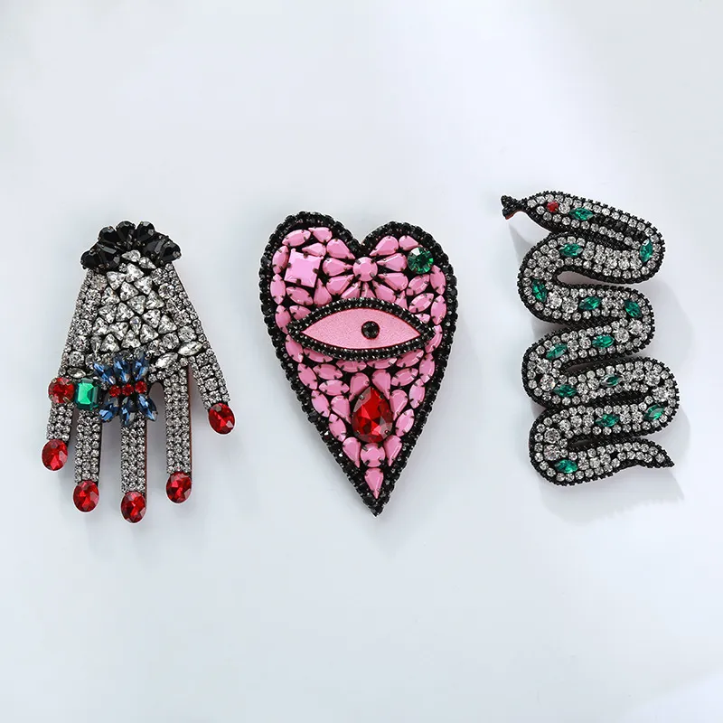 Design Full Crystal Rhinestone Snake Djur Punk Style Brosch Pin Pendant för kvinnor Kärlek Hjärta Palm Pins Broches 358