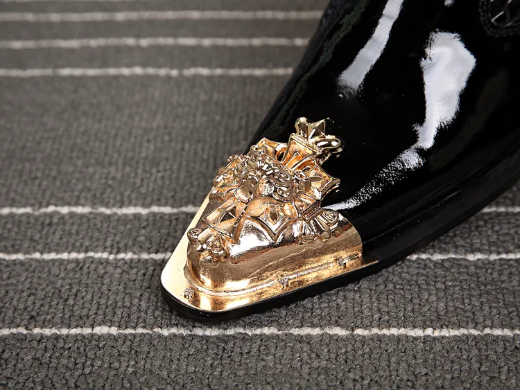 Formell Mäns Klänning Skor Luxury Brand Gold Metal Toe Glänsande Män Läderskor Zapatos Hombre Pointy