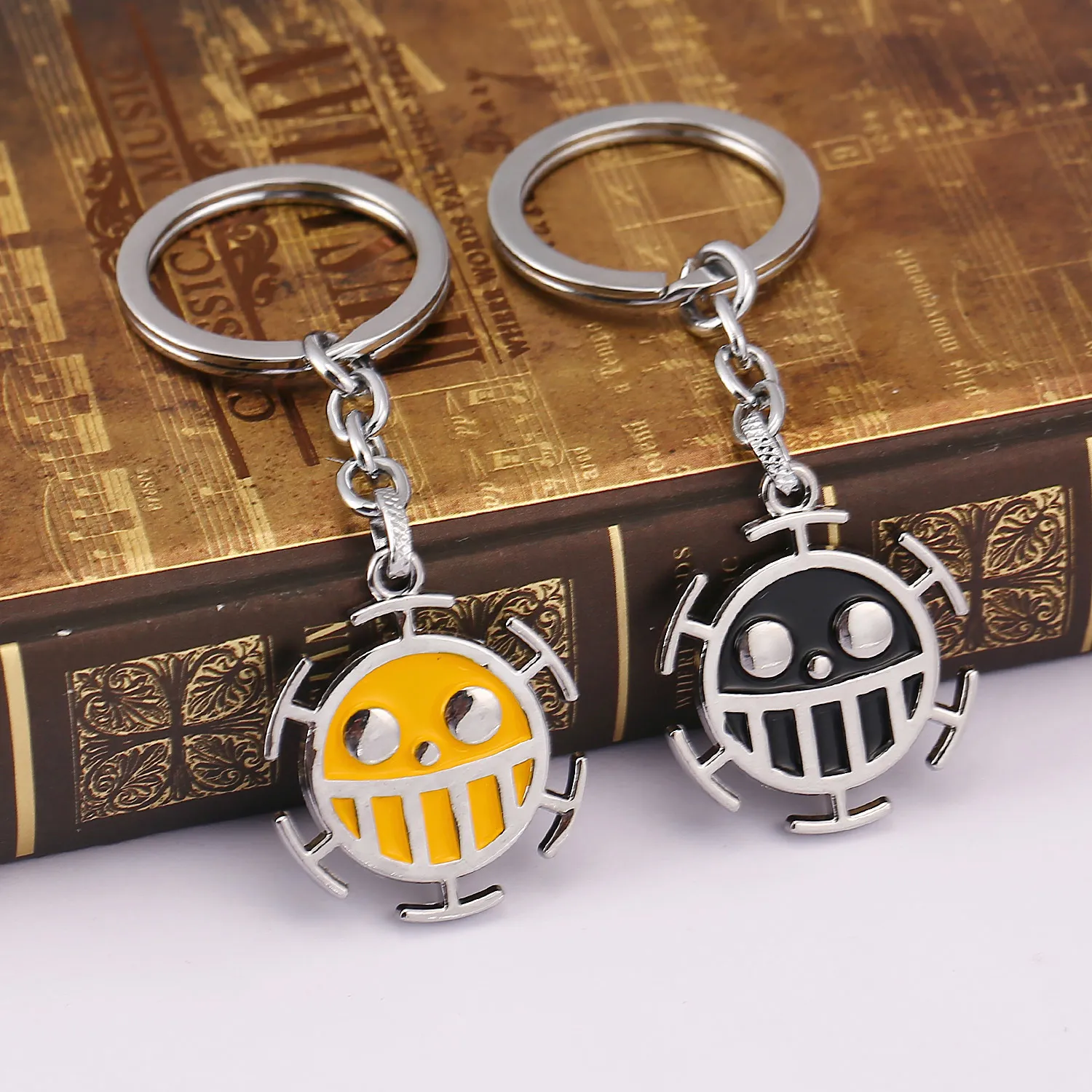 Anime One Piece Heart Piratas Trafalgar Law Bepo logotipo emblema liga de teclado Chans -chave de chaveiro acessórios da cadeia de chaves3995754