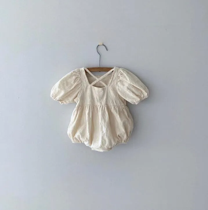 Baby Sommarkläder Söt spädbarnsflickor Solid Bodysuits Prinsessan Jumpsuits Outfits Kläder Casual Cross Playsuit 220211