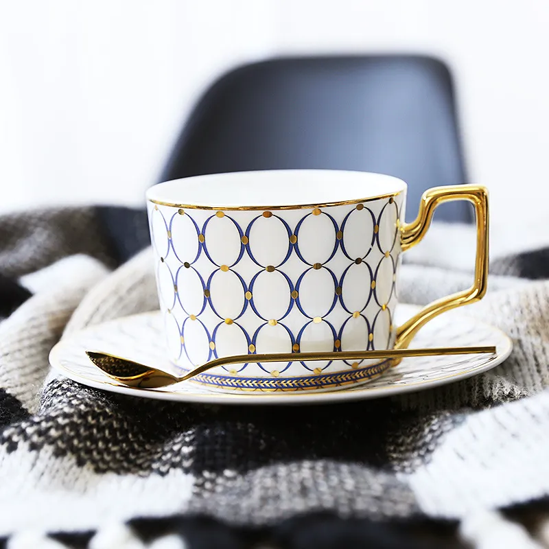 Tasses à café de luxe européennes, soucoupes en porcelaine royale, ensemble de tasses à thé britannique exquises, à la mode, cadeau 227f