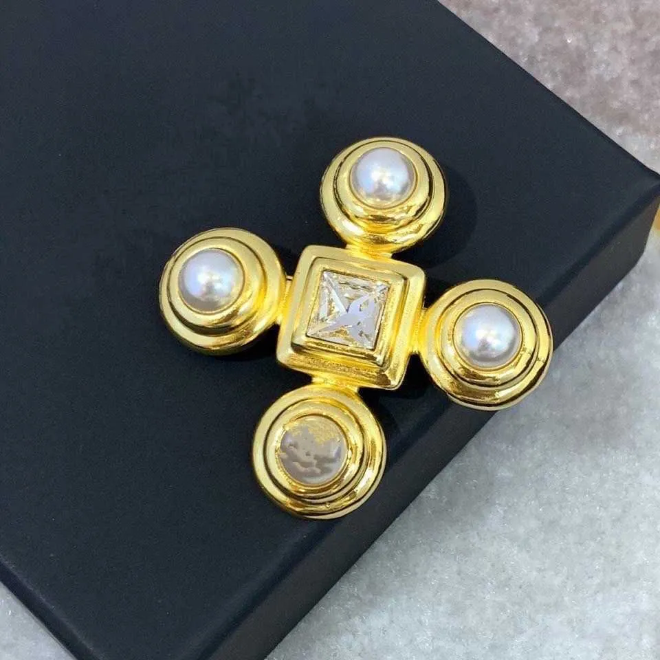 Bijoux de mode de marque classique Crystal Camellia Style Cross Brooch Pulllaon Lumière Gold Couleur de Top Fine Qualité Perle552687361