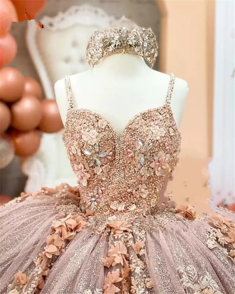 Charro Vestidos de 15 A Os Quinceanera Sukienki z kwiatową różowo -złotą aplikacją Słodka 16 Biała Dress207r