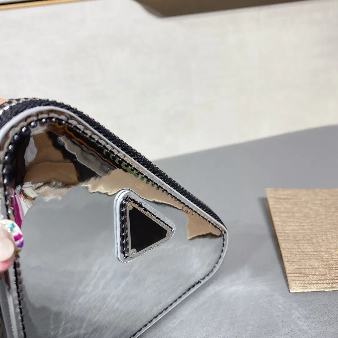 2021 새로운 패션 트렌드 미니 삼각형 가방 절묘한 변경 지갑 세련된 가제트 레이디 싱글 어깨 비스듬한 가방 크기 268c