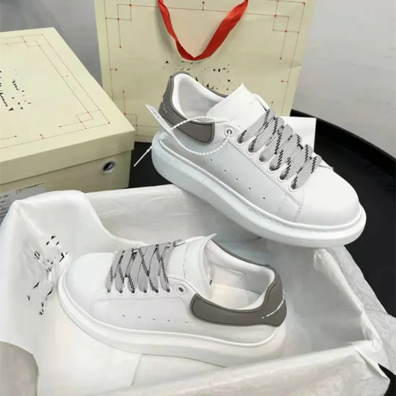 Scarpe piccole bianche casual da donna primavera autunno con scarpe a testa tonda con un pedale e scarpe basse