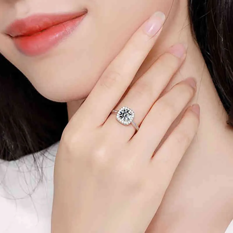 女性のラグジュアリーリアルDカラーパスダイヤモンドテスト結婚指輪100％925スターリングシルバーエンゲージメントリングジュエリー211217