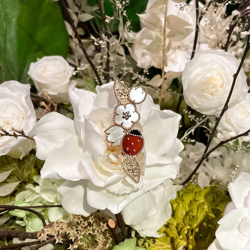 Marca de lujo de alta calidad Pure 925 Joyas de plata encantadora Ladybug Lucky Spring Design Cherry Hoja Madre de Pearl Gemstone Broch5315108
