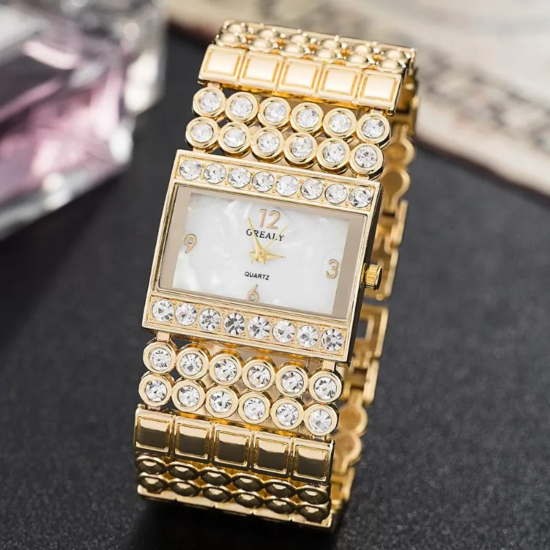 Horloges Temperament Dameshorloge in Europa en Amerika Plated Diamond Shell Legering Breedband Mode Decoratieve Armband235M