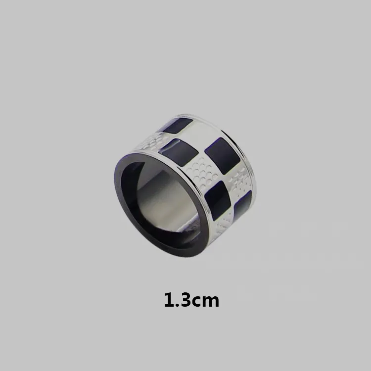 Europe Amérique Mode Style Anneaux Hommes Dame Femmes Noir Couleur Argent Métal Gravé V Initiales Plaid Amoureux Bague Taille US6-US9325Z