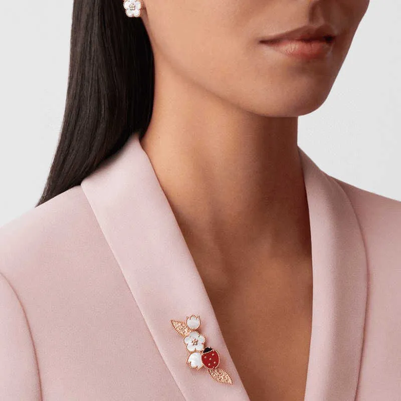 Najwyższej jakości luksusowa marka Pure 925 Srebrna biżuteria Piękna biedronka Lucky Spring Design Cherry Leaf Mother of Pearl Clackstone Brooch