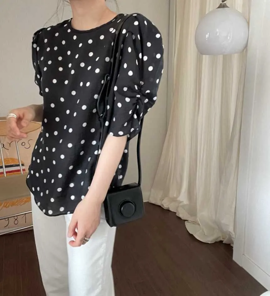 Korjpaa Kvinnorskjorta Sommar Koreansk Elegant Temperament Kontrastfärg Polka Dot Micro-Transparens Lös Puff Sleeve Blus 210526