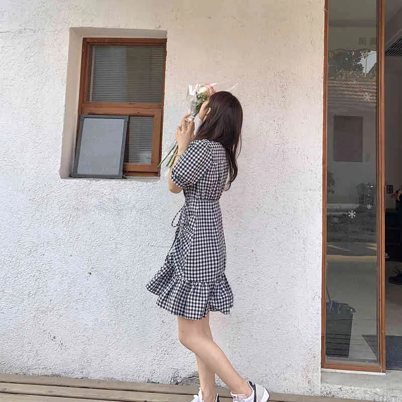 Korobov Koreaanse chic vintage elegante vrouwen jurk nieuwe mode v-hals bladerdeeg mouw plaid jurken ol ruches zomerjurk 210430