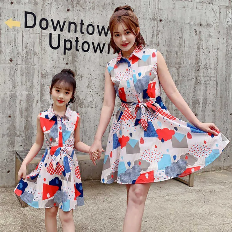 Ours chef été famille correspondant tenues Style coréen mode mère et fille imprimé fleuri princesse sans manches Vestidos 210708