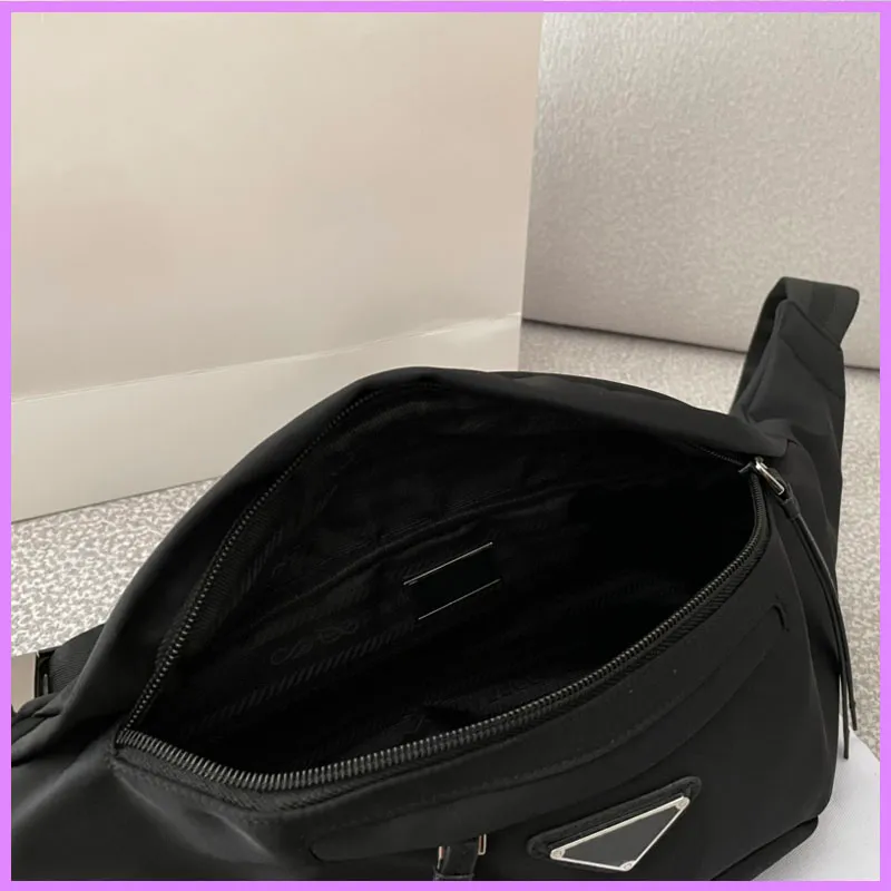 Ny handväska Kvinnor Mens bär på bagage Mode Sacoche Designer Ryggsäckar Väska Luxurys Dsigners Handväskor Bröstpaket Väskor Partihandel D221196F