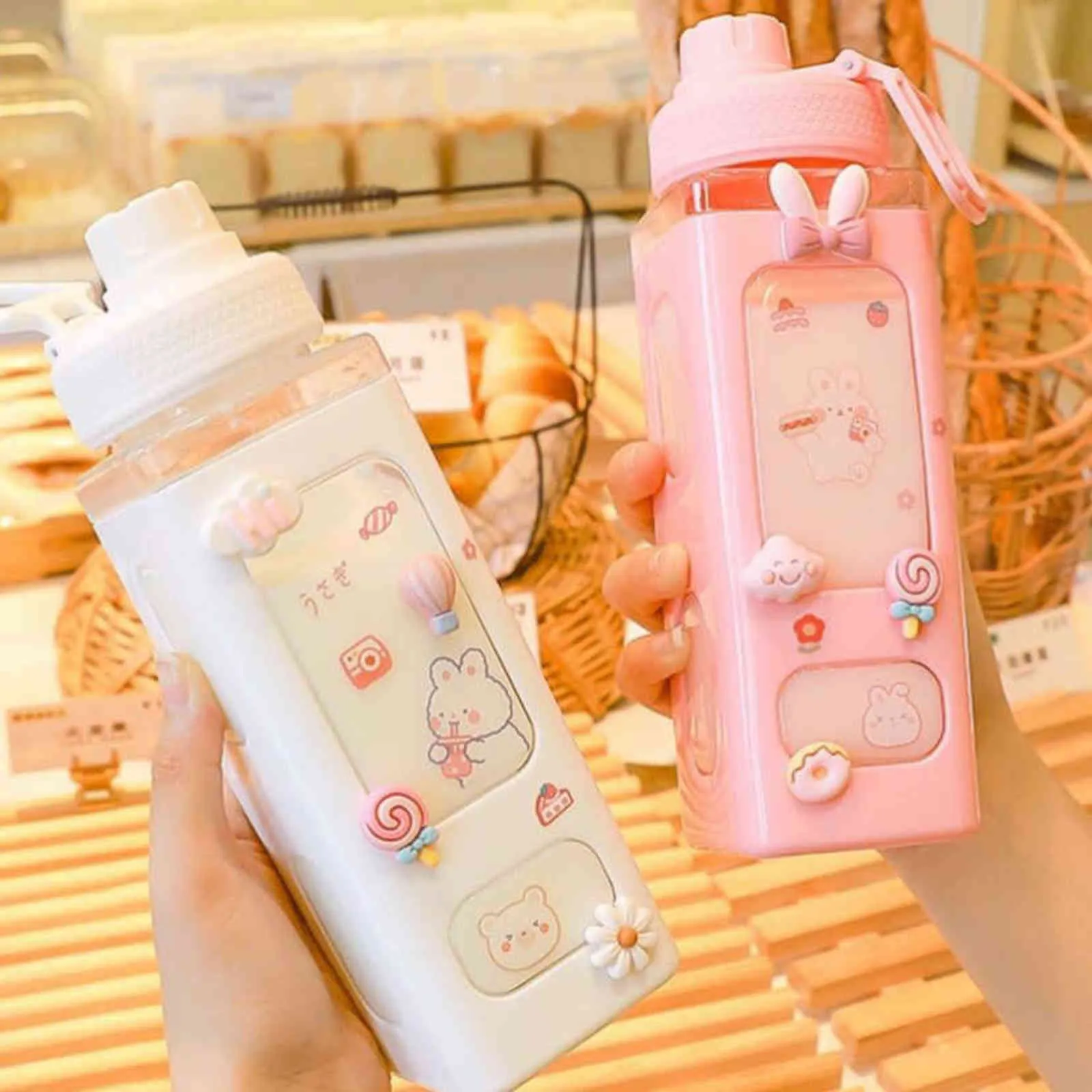 Kawaii Bear Pastell vattenflaska med 3D-klistermärke 700ml/900ml Plast Rese-te Juice Mjölk Bärbar Söt Shaker Drinkflaska Present Y1120