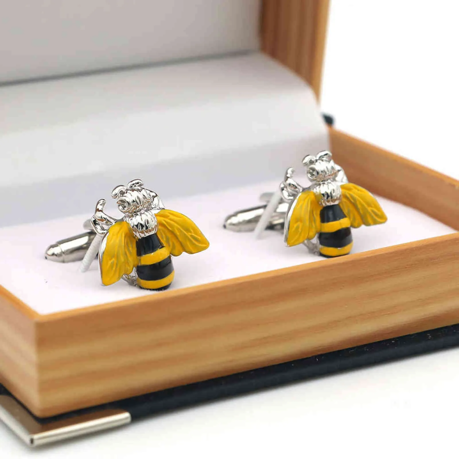 Abotoaduras de vespa men039s, cor amarela, design de abelha, material de cobre de qualidade, abotoaduras de moda, varejo inteiro g1126310a7324781