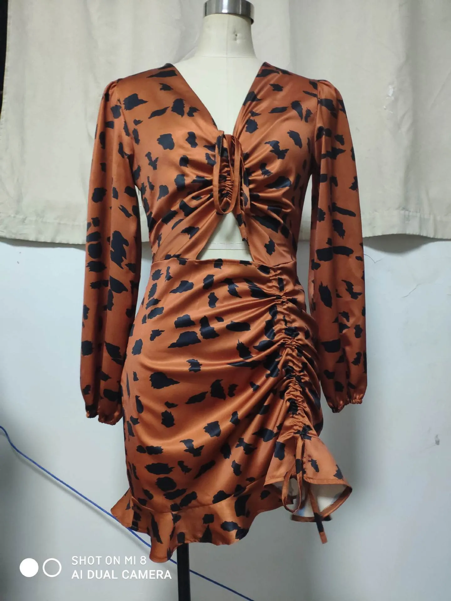 Primavera y otoño vestido de mujer con volantes leopardo impresión de manga larga de manga larga A-Line Falda Sexydress Cuello en V 210422