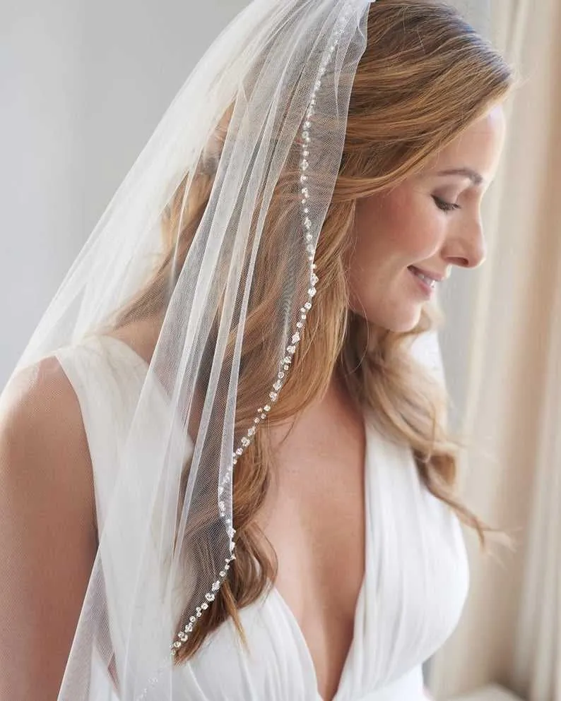 2021 Ett lager Kort kristall Beading Edge Soft Tulle Elegant Bridal Net Wedding Veil With Metal Comb Welony Lubne X0726