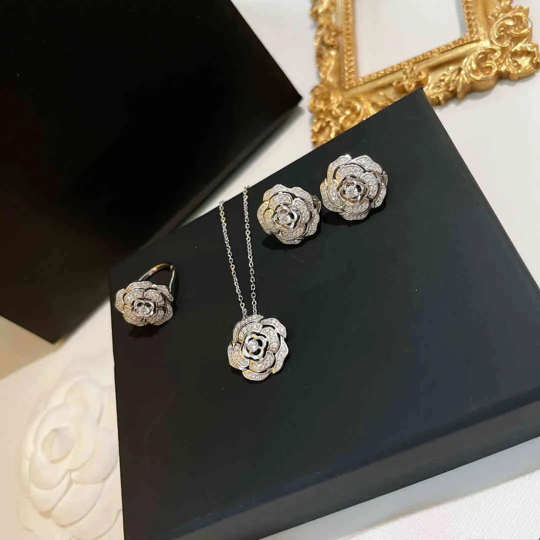 2021 Trend kända varumärke Pure 925 Sterling Silver Smycken Satser för Kvinnor Lyx Kamellia Halsband Blommor Örhängen Ringar
