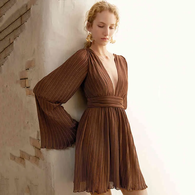 [EAM] Women Green Brown Sexy Pleated Dress V- Neck Long Flare Sleeve Loose Fit Fashion Spring Autumn 1DD8041 210512