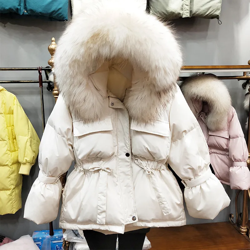 Grande veste d'hiver en fourrure de raton laveur naturel femmes 90% manteaux en duvet de canard blanc épais ceinture chaude cravate Parkas courts manteau de neige 210423