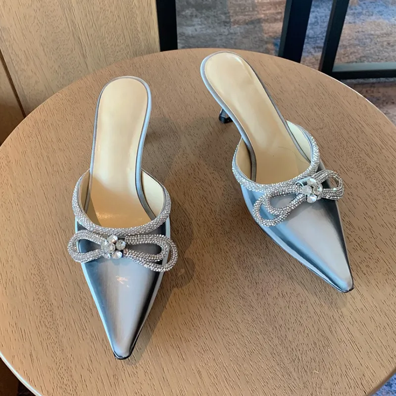 Pantofole Pantofole Mirage moda MACH Sandali da donna decorativi in cristallo con fiocco in strass Designer di lusso 6,5 cm Scarpe con tacco medio Suola in vera pelle
