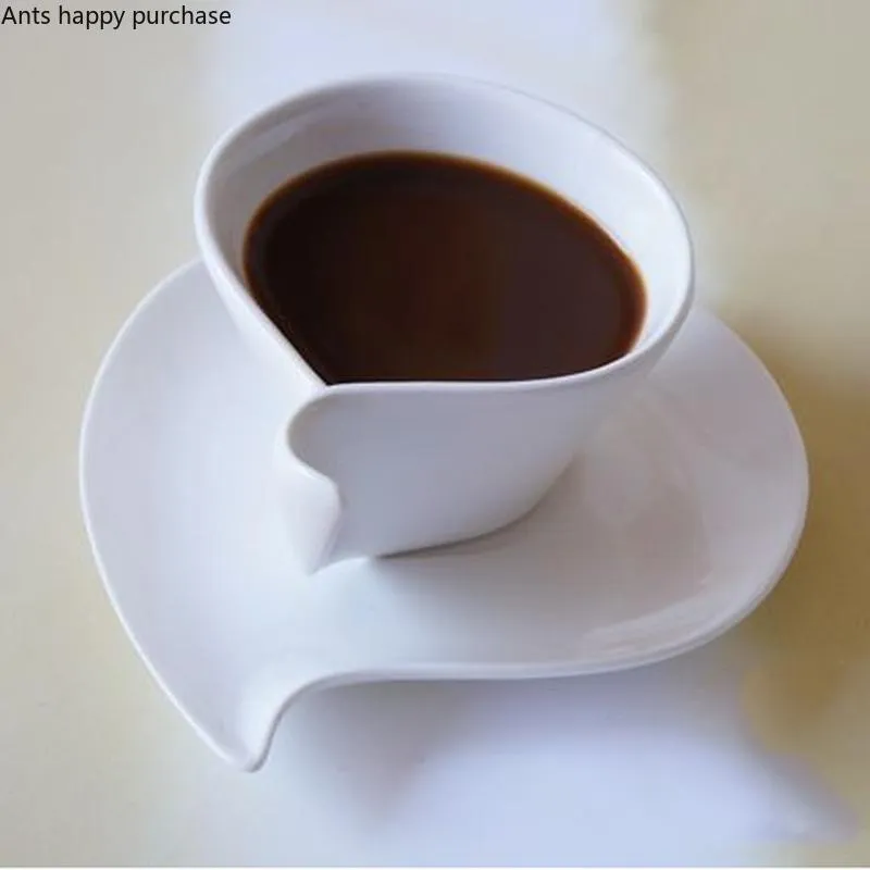 Kupalar Avrupa tarzı seramik süslü kalp şeklinde kahve fincanı ve tabağı seti saf beyaz virgül çayı yaratıcı mutfak eşyaları2720