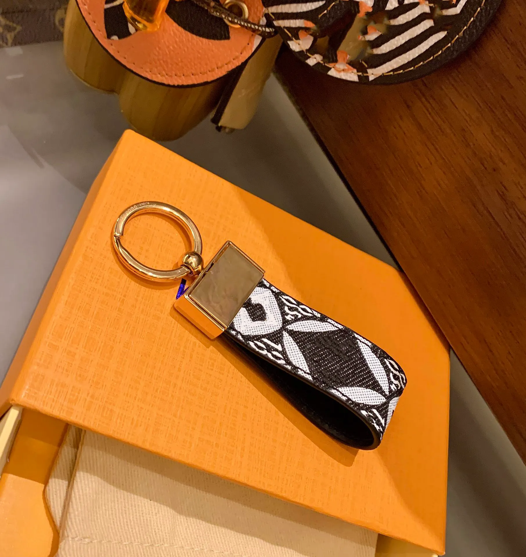 Porte-clés en cuir de haute qualité Porte-clés de marque Designers Hommes Femmes Sac de voiture Porte-clés avec boîte AI66A296B