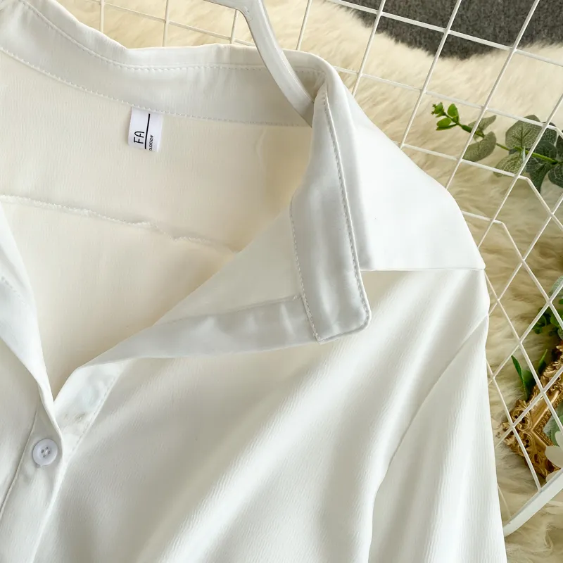 بلوزة نسائية سوداء / بيضاء مجوفة للخريف بأكمام طويلة وياقة مقلوبة قميص أنيق قصير الصدر واحد 220307